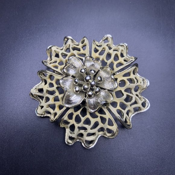 Flower Brooch Pin Cream Enamel Gold Tone Open Work Classic Vintage - Picture 8 of 8